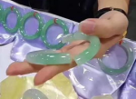 玉碎心惊：女子试戴玉镯不慎摔裂，提醒需谨慎